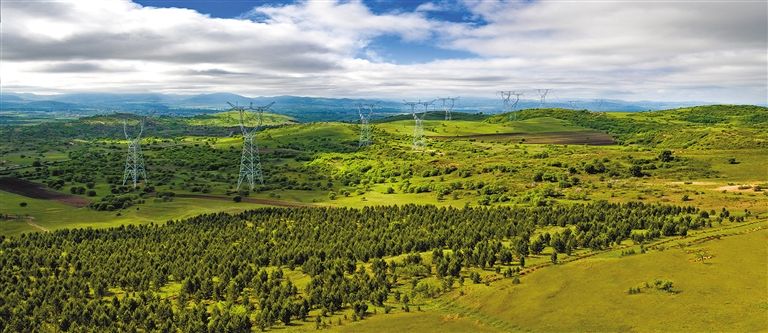 內(nèi)蒙古首條特高壓輸電通道——錫林郭勒盟至山東省1000千伏特高壓輸電線路。.jpg